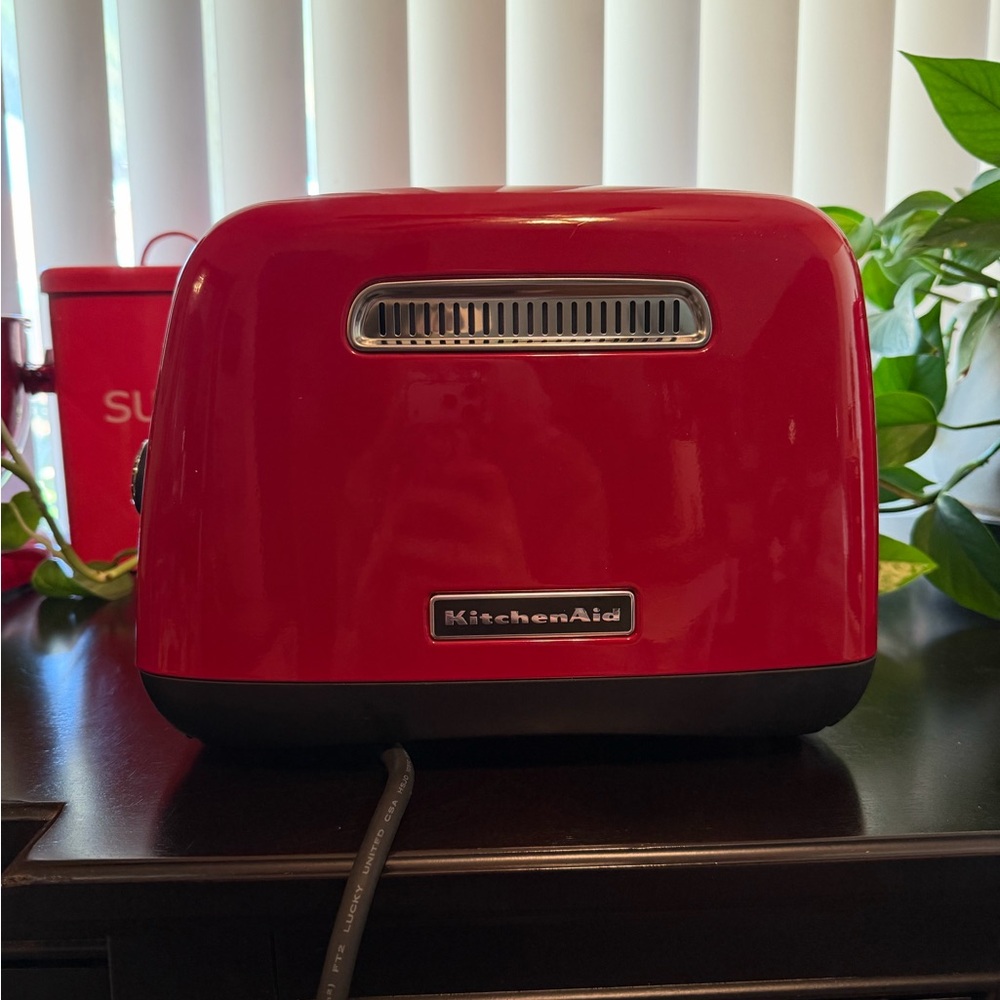 KitchenAid Empire Red 4-Slice Toaster. Extra Wide Slots. New With Box. - Picture 5 of 9